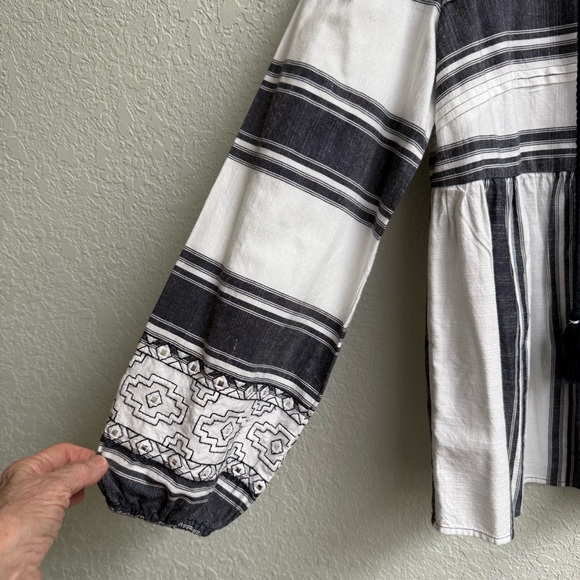 Crown & Ivy Peplum Top Black & White Long Sleeve Aztec Babydoll Women’s Size Med - Picture 2 of 13